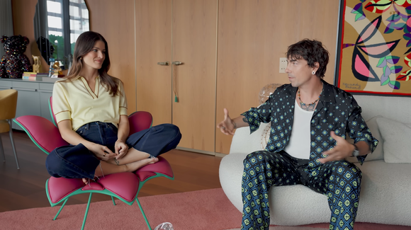 Entre os destaques do projeto está uma cadeira rosa-choque cocriada por Isabeli Fontana com o designer Sergio J. Matos, além do uso do amarelo no centro da casa para favorecer a harmonia