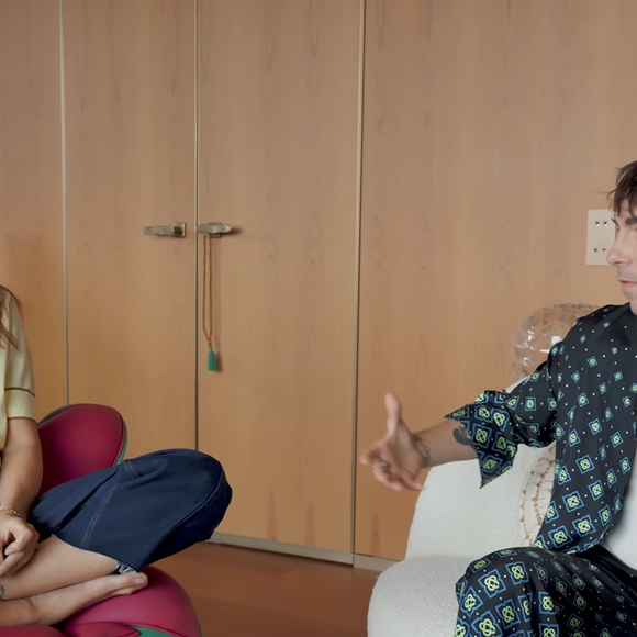 Entre os destaques do projeto está uma cadeira rosa-choque cocriada por Isabeli Fontana com o designer Sergio J. Matos, além do uso do amarelo no centro da casa para favorecer a harmonia