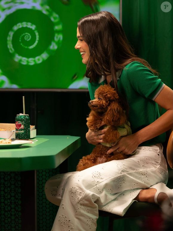 Para a gravação, Bruna Marquezine montou uma produção que conversava diretamente com a paleta verde e branca do refrigerante, combinando peças de luxo com a estética cool que domina seu guarda-roupa