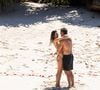 Alessandra Ambrósio e Buck Palmer estão noivos! O designer de joias australiano surpreendeu a modelo durante a viagem do casal à Indonésia e fez o pedido em um cenário paradisíaco no NIHI Sumba