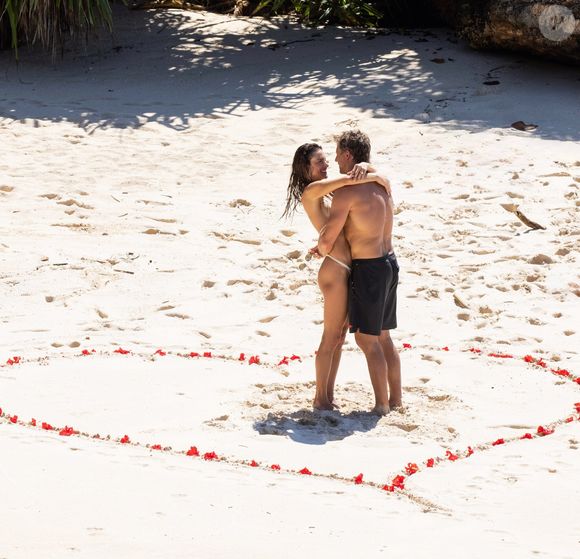 Alessandra Ambrósio e Buck Palmer estão noivos! O designer de joias australiano surpreendeu a modelo durante a viagem do casal à Indonésia e fez o pedido em um cenário paradisíaco no NIHI Sumba