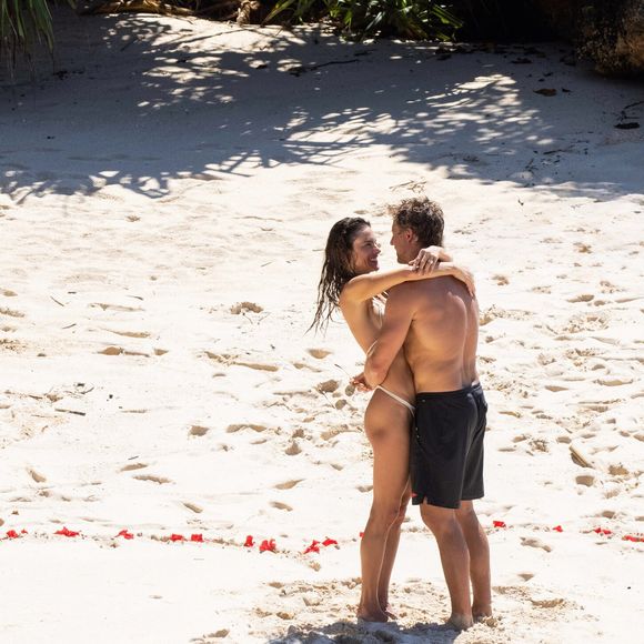 Alessandra Ambrósio e Buck Palmer estão noivos! O designer de joias australiano surpreendeu a modelo durante a viagem do casal à Indonésia e fez o pedido em um cenário paradisíaco no NIHI Sumba