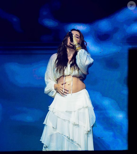 Lauana Prado se emocionou ao revelar primeira gravidez durante show no Rio