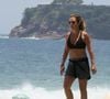 Caminhar descalço na areia faz bem? Podólogo explica os riscos