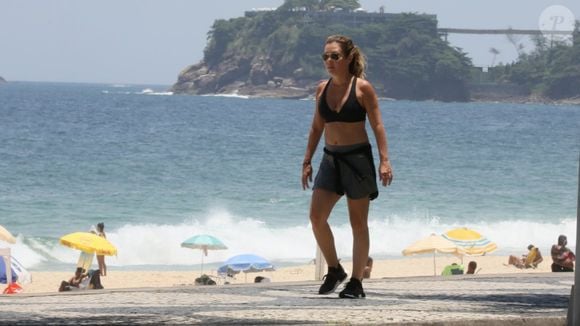 Caminhar descalço na areia faz bem? Podólogo explica os riscos