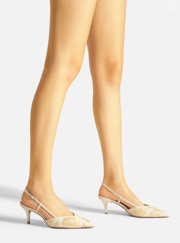 A elegância minimalista de Jackie Kennedy continua influenciando designers e tendências de moda até hoje
