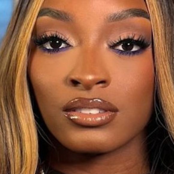 O novo e elegante visual loiro caramelo de Simone Biles quebra mito antigo sobre fios claros em pele negra. 'Sofisticação', define visagista