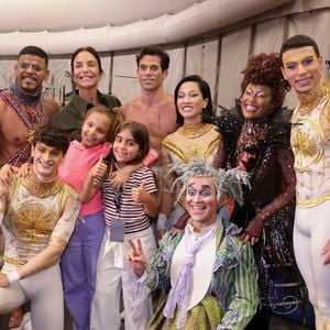 Ivete Sangalo fez uma rara aparição ao lado das filhas gêmeas, Marina e Helena, durante passeio pelo Cirque du Soleil