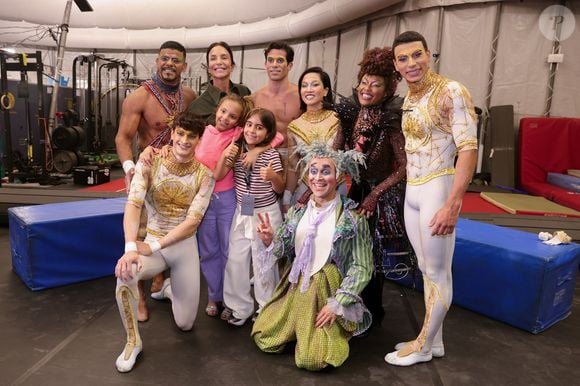 Ivete Sangalo fez uma rara aparição ao lado das filhas gêmeas, Marina e Helena, durante passeio pelo Cirque du Soleil