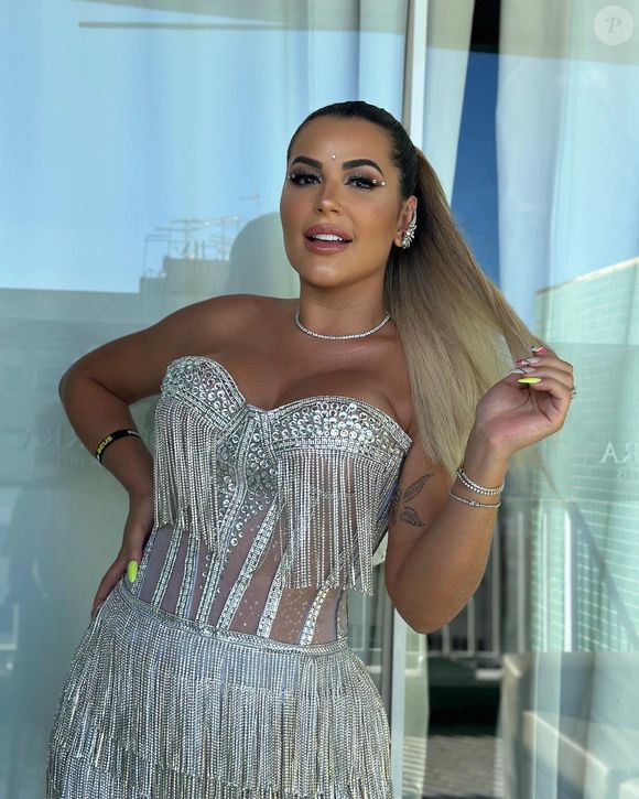 A advogada e influenciadora Dra. Deolane Bezerra chamou atenção recentemente ao recomendar o uso do Rosa Selvagem, produto que tem circulado com força nas redes sociais.