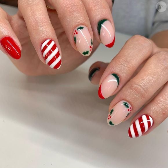 Unhas Natalinas com nail art que mistura cerejas e listras