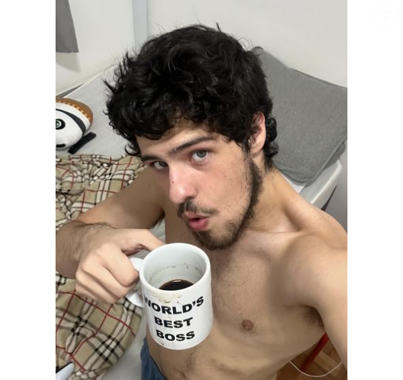 Paulo Mendes deixou a barba crescer para ser filho de Mariana Ximenes em Mania de Você