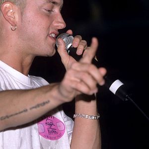 Yasmin Brunet revelou que só namorou Sérgio Hondjakoff porque ele parecia Eminem