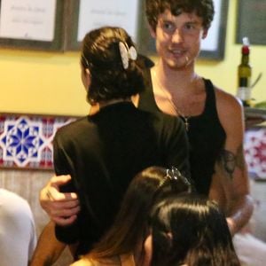 Shawn Mendes chamou atenção ao aparecer com um palito no canto da boca