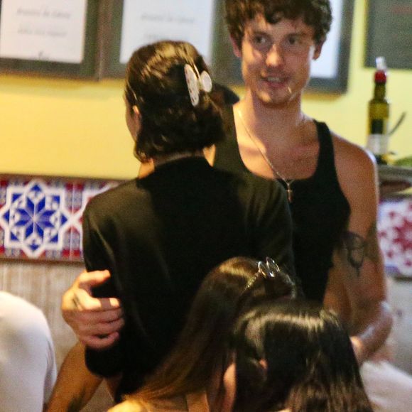 Shawn Mendes chamou atenção ao aparecer com um palito no canto da boca