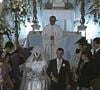 Vestido de noiva de Maria de Fátima em 1998: a parte de baixo traz uma saia rodada e longa, com muitas camadas