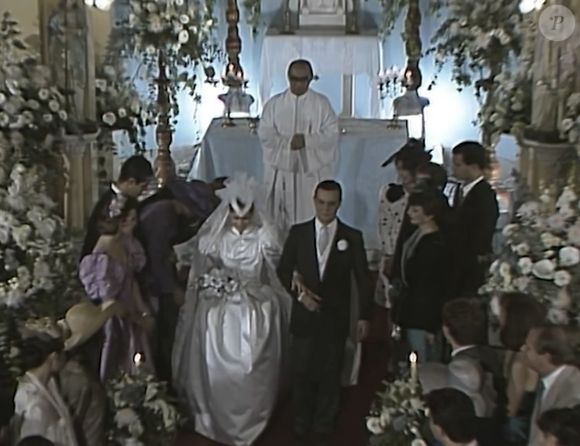 Vestido de noiva de Maria de Fátima em 1998: a parte de baixo traz uma saia rodada e longa, com muitas camadas