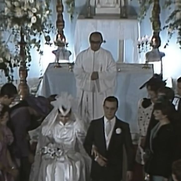 Vestido de noiva de Maria de Fátima em 1998: a parte de baixo traz uma saia rodada e longa, com muitas camadas