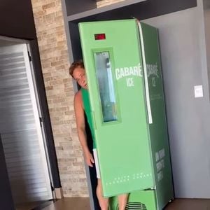 Neste domingo, 27 de setembro de 2026, Leonardo brincou ao entrar em um freezer de bebida
