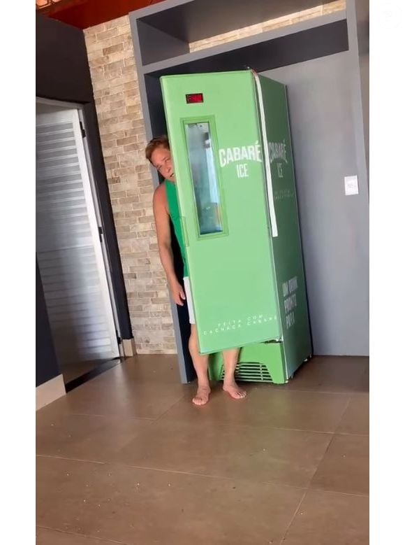 Neste domingo, 27 de setembro de 2026, Leonardo brincou ao entrar em um freezer de bebida