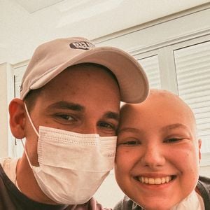 Lucas Borbas, marido de Isabel Veloso, atualizou o estado de saúde da influenciadora em seus stories