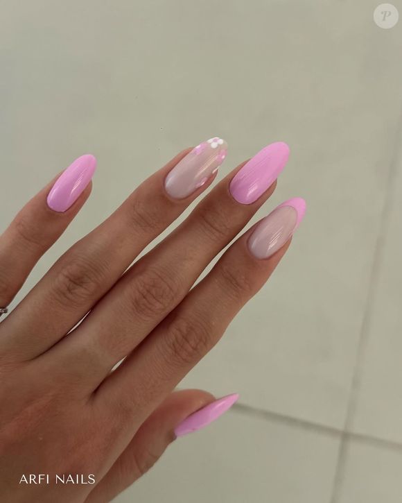 Já os tons de rosa seguem como escolha segura: quanto mais intensos, mais evidenciam a pele dourada pelo sol.