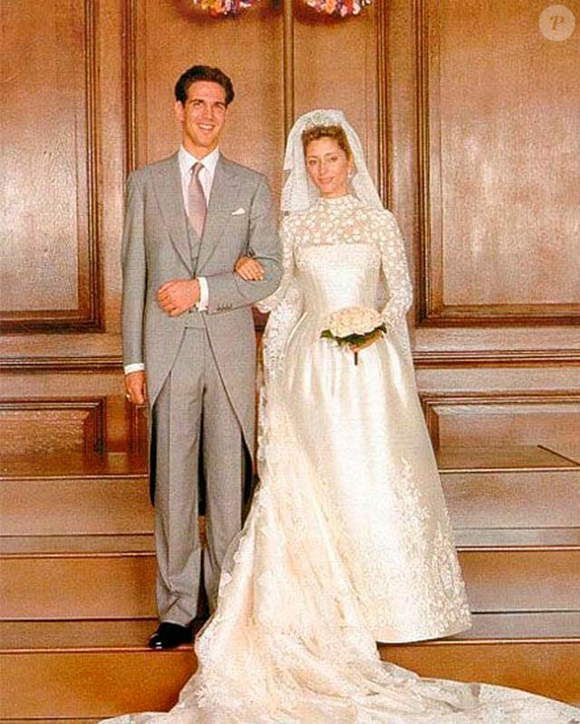 Um dos vestidos de noiva mais caros da história da moda também saiu dos ateliês de Valentino. Em 1995, a princesa Marie-Chantal da Grécia casou-se usando uma criação de Valentino Garavani avaliada em US$ 225 mil, o que hoje seria em torno de 1.2 milhões de reais.