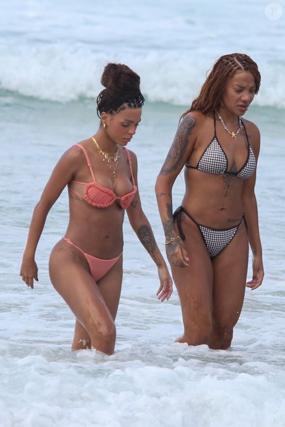 Ludmilla e Brunna Gonçalves escolheram biquínis de estilo diferentes para dia de praia em Fernando de Noronha