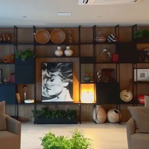 Gramofones do Grammy Latino, de Diogo Nogueira, e o troféu da "Dança dos Famosos", de Paolla Oliveira, ganham lugar de honra na decoração da casa.