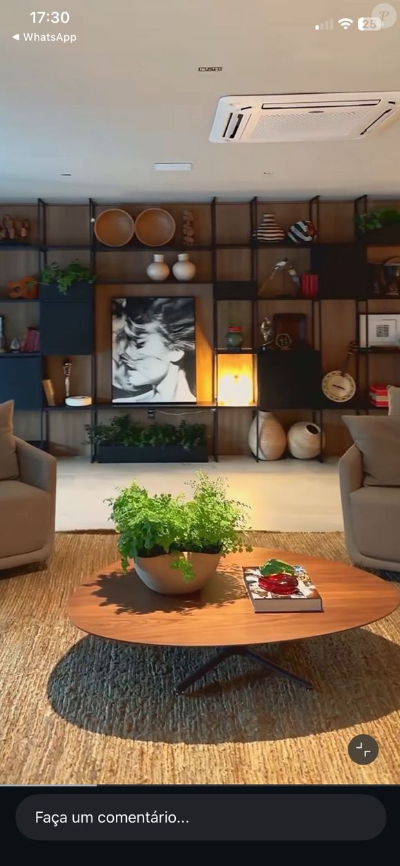 Gramofones do Grammy Latino, de Diogo Nogueira, e o troféu da "Dança dos Famosos", de Paolla Oliveira, ganham lugar de honra na decoração da casa.