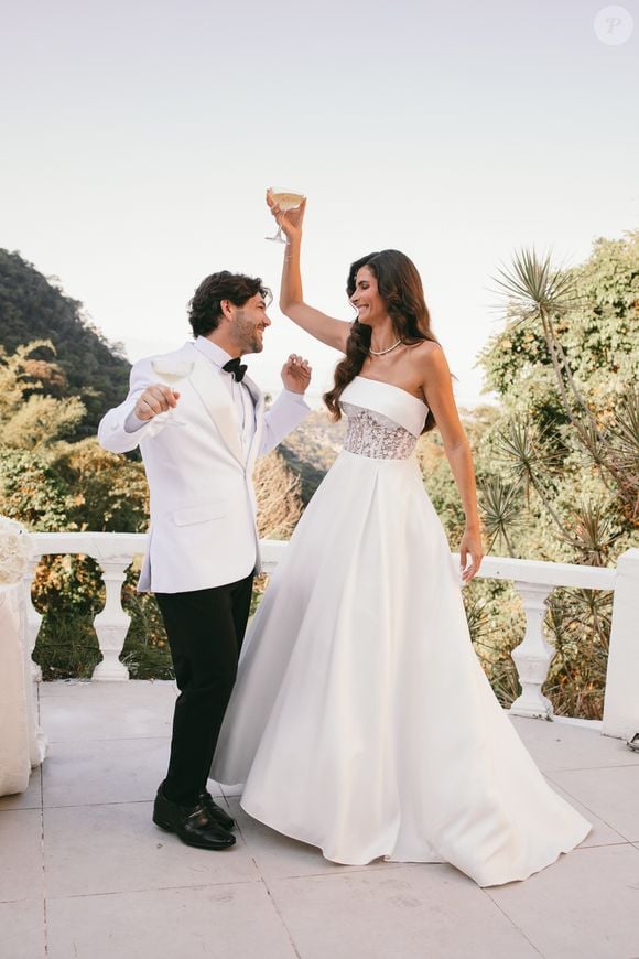 'As criações da Lethicia refletem exatamente a mulher que sou', explica a atriz. 'Mas o que me deixou mais impressionada no processo todo foi a rapidez com que ela captou exatamente o que eu imaginava. Escolhi o primeiro esboço do vestido que ela desenhou'