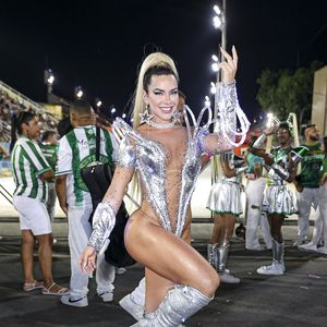 Carnaval 2025: musa da Mocidade, Carolina Arjonas abusou do decote no primeiro dia de ensaio técnico