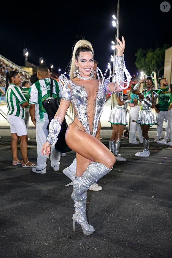 Carnaval 2025: musa da Mocidade, Carolina Arjonas abusou do decote no primeiro dia de ensaio técnico