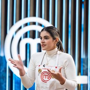 Antes de encarar os sabores de cada região do Brasil, os participantes tiveram de preparar uma codorna acompanhada de molho em 1 hora e 15 minutos. Gabriela levou a melhor