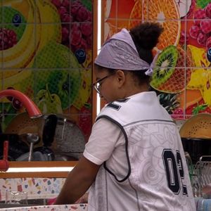 Nas redes sociais, Milena foi criticada e acusada de estar entregando a prova para Leandro