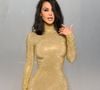 Kim Kardashian também já apareceu usando vestido dourado, reforçando como a tonalidade metálica pode ocupar o centro das atenções em uma produção de moda