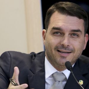 Flávio Bolsonaro, filho mais velho de Jair Bolsonaro, se pronunciou sobre o assunto em entrevista ao jornalista Leo Dias