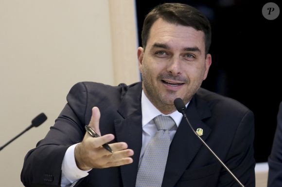 Flávio Bolsonaro, filho mais velho de Jair Bolsonaro, se pronunciou sobre o assunto em entrevista ao jornalista Leo Dias