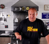 Primeiro, prepare um molho com o tomate pelado e a azeitona e reserve