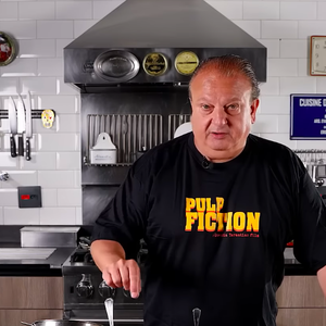 Primeiro, prepare um molho com o tomate pelado e a azeitona e reserve