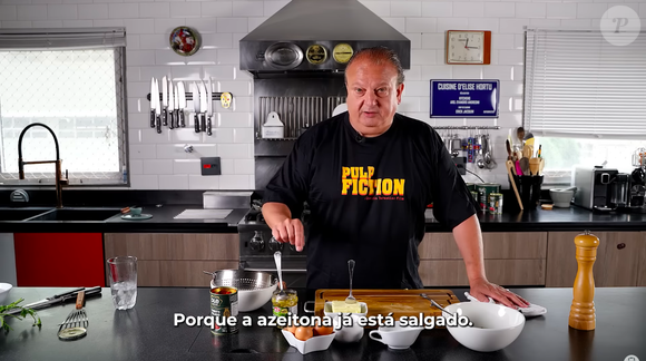 Primeiro, prepare um molho com o tomate pelado e a azeitona e reserve