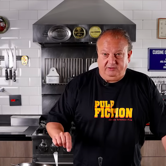 Primeiro, prepare um molho com o tomate pelado e a azeitona e reserve