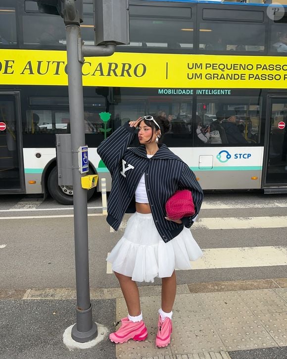 Inspirada pela criatividade da grife nova-iorquina Collina Strada, a nova collab da Converse reinventa o clássico Chuck 70 com elementos artesanais, sustentabilidade e uma estética divertida
