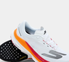 O novo Skechers Aero Razor se tornou o modelo mais leve da linha da marca e vem chamando atenção por unir design moderno, respirabilidade e tecnologias voltadas para alta performance