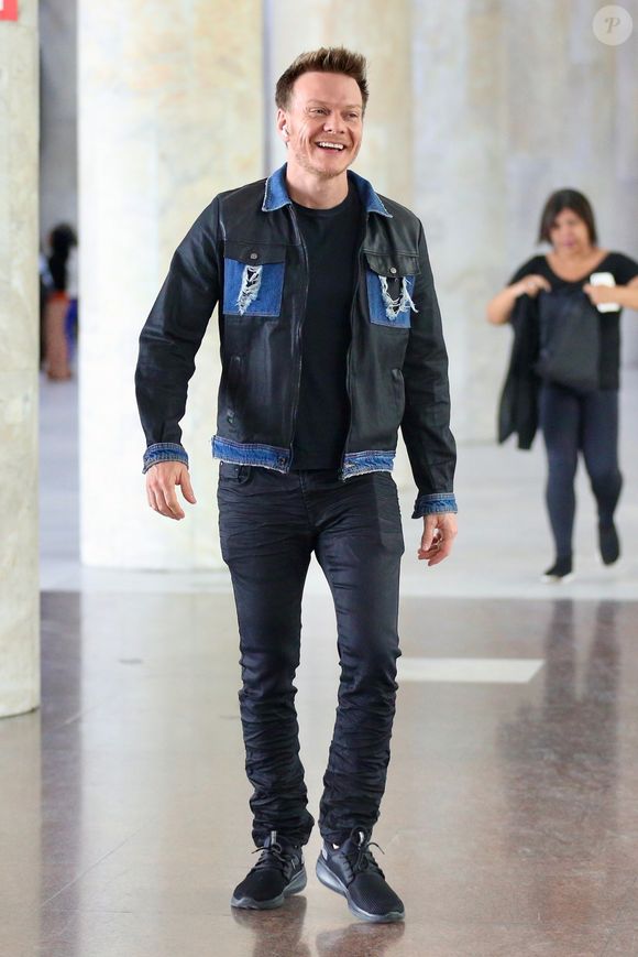 Michel Teló afirma investir metade do que ganha e tem o hábito de comprar apartamentos para alugar