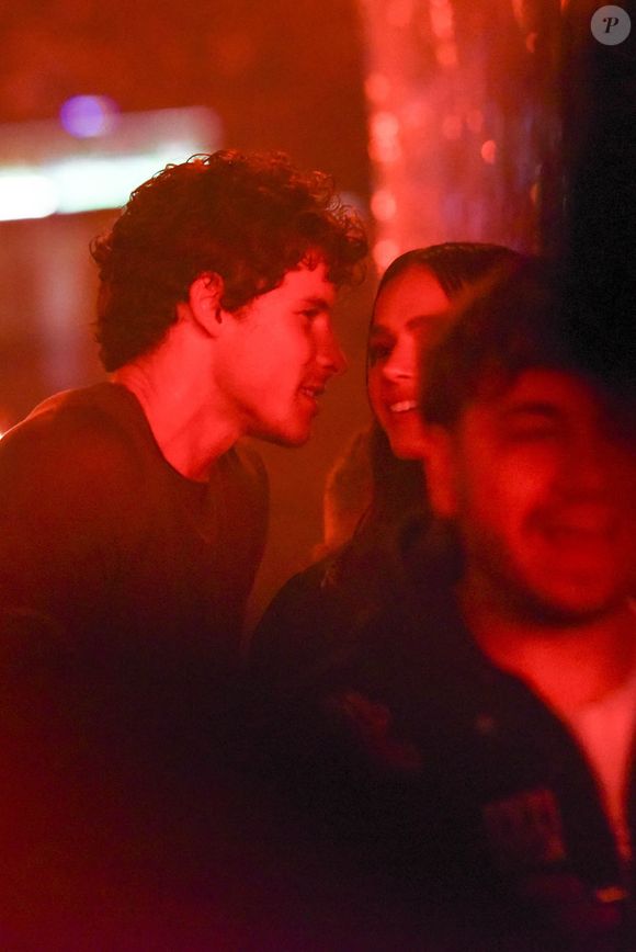 Bruna Marquezine e Shawn Mendes conversaram em área VIP do show de Dua Lipa, no estádio do Morumbis