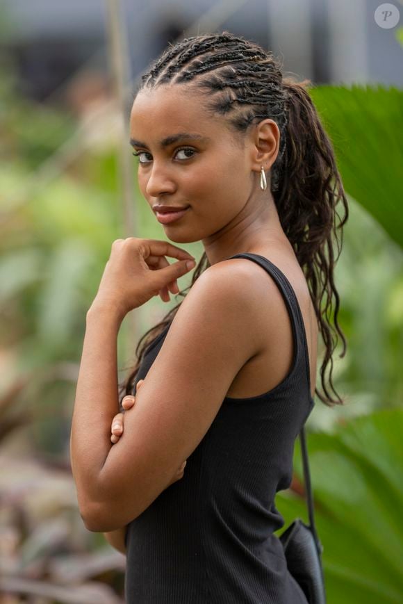 Quando Viola (Gabz) retorna à novela 'Mania de Você', surge com o cabelo trançado e as madeixas longas.