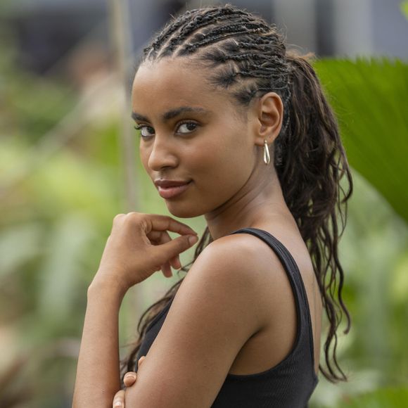 Quando Viola (Gabz) retorna à novela 'Mania de Você', surge com o cabelo trançado e as madeixas longas.