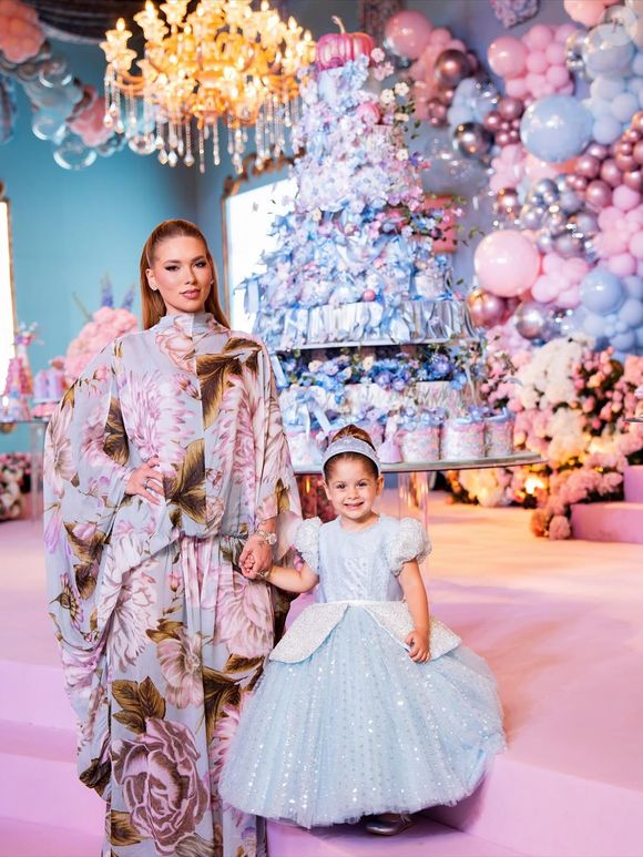 Com look romântico e contemporâneo, Virgínia Fonseca inspira mulheres que buscam peças de impacto para casamentos e festas