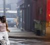 Nesta segunda em 'Volta por Cima', Madalena (Jessica Ellen) e Jão (Fabricio Boliveira) fogem de guerra entre facções